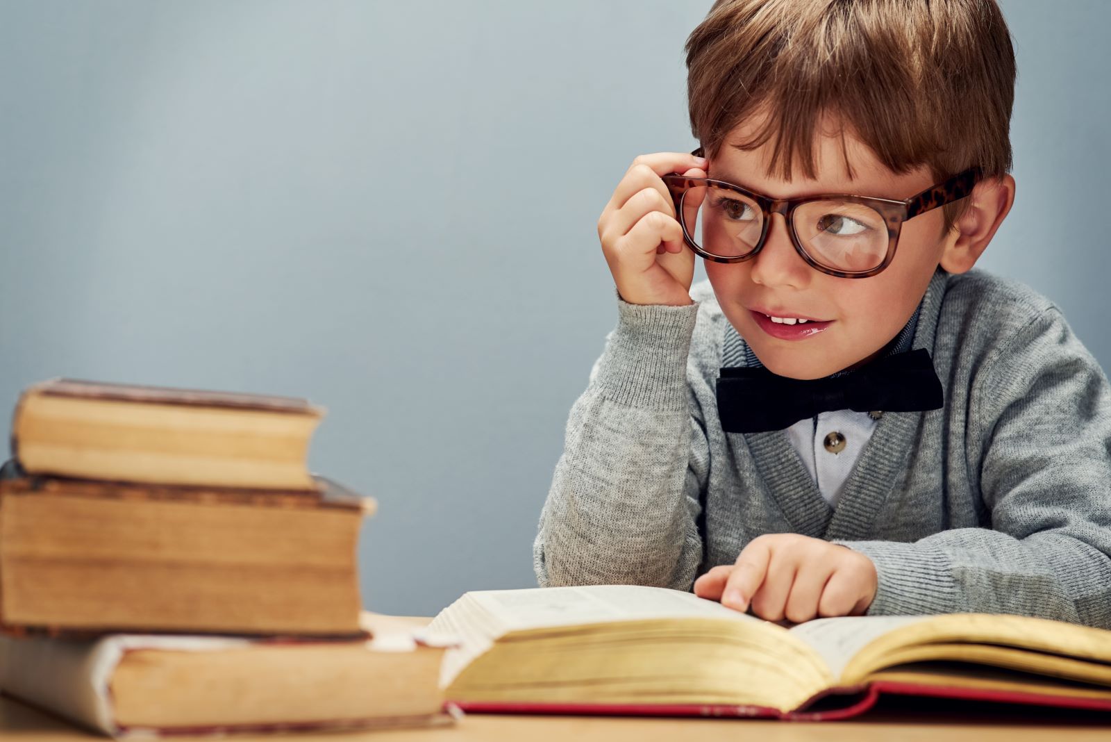 garçon qui lit le meilleur livre Pokemon